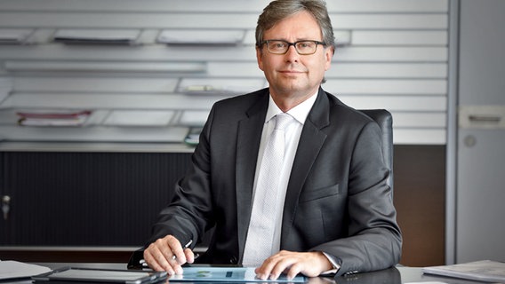 Der Generaldirektor des ORF, Alexander Wrabetz, sitzt im grauen Anzug mit hellem Hemd am Schreibtisch © Photo: ORF/Thomas Ramstorfer 