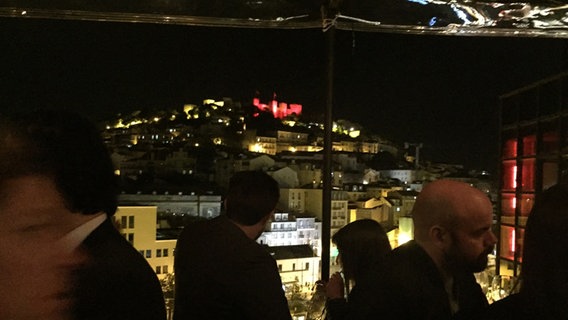 Blick von der Dachterasse der Nordischen Party auf Lissabon.  