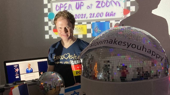 DJ Jay-T, ein Berliner ESC-Fan, feiert die After-Show-Party zu Jendriks Songvorstellung online.  Foto: OGAE Germany / EC Germany