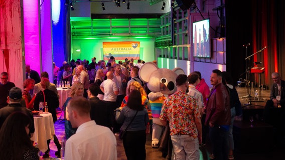 Gäste auf der Australischen Eurovision Party in Kopenhagen unterhalten sich in einem Raum. © NDR Foto: Margarita Ilieva