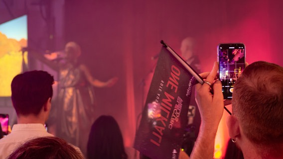 Eine Person fotografiert mit ihrem Handy bei der Performance von Electric Fields bei der Australischen Eurovision Party in Kopenhagen. © NDR Foto: Margarita Ilieva
