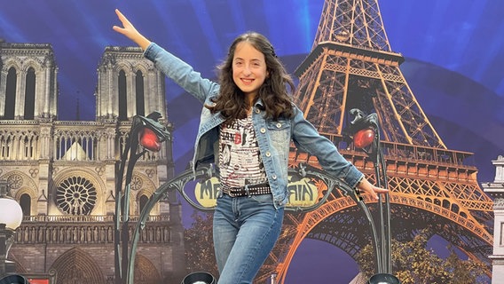 Pauline auf der Bühne des Vorentscheids zum Junior Eurovision Song Contest. © KiKA Foto: Jacqueline Kupey