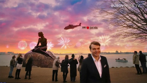 Pilou Asbæk beim Stadtrundgang durch das fast perfekte Kopenhagen (Screenshot) © eurovision.tv 
