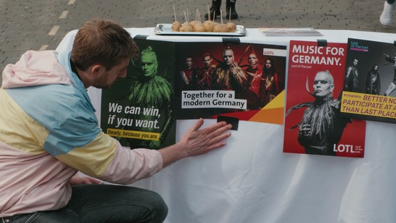 Consi hängt Wahlplakarte für Lord Of The Lost in der Innenstadt von Liverpool auf. © NDR Foto: Screenshot