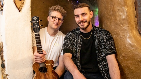 Stefan Spiegel mit Ochman aus Polen bei den ESC Tiny Tunes 2022. © NDR Foto: Claudia Timmann