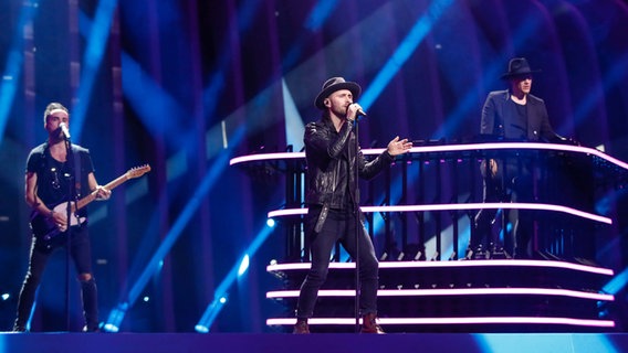 Lukas Meijer mit Gitarrist und Gromee (re.)  auf der ESC-Bühne in Lissabon. © eurovision.tv Foto: Andres Putting