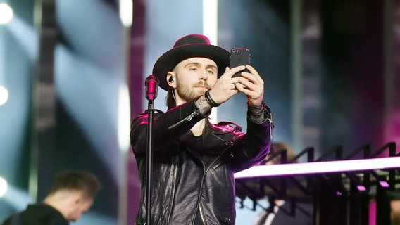 Lukas Meijer macht ein Selfie auf der ESC-Bühne in Lissabon. © eurovision.tv Foto: Andres Putting