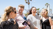 Der Moderator Stefan Spiegel mit den polnischen ESC-Kandidaten Tulia in Tel Aviv.  Foto: Claudia Timmann