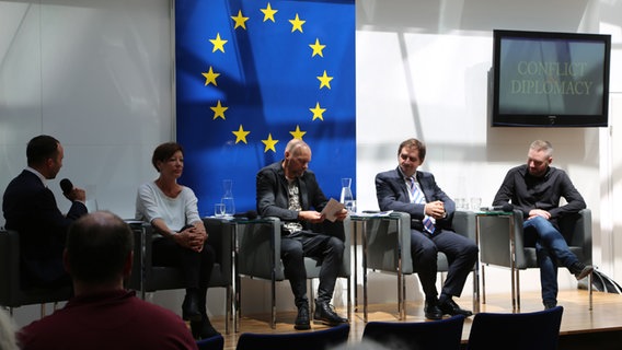 Teilnehmer eines wissenschaftlichen Symposium über ESC und Poltik in Wien:   Cathrin Kahlweit, Marco Schreuder, Sami Ukelli, Paul Jordan (v.l.n.r.)  Foto: Sahar Nadi