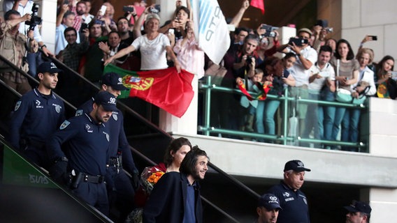 Der Sieger des 62. Eurovision Song Contest (ESC), Salvador Sobral (M) aus Portugal, kommt am 14.05.2017 zusammen mit seiner Schwester Luisa Sobral am Flughafen in Lissabon (Portugal) an. © dpa - Bildfunk Foto: Armando Franca