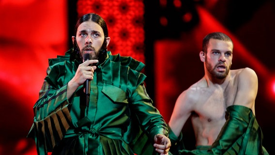 Für Portugal steht Conan Osíris mit "Telemóveis" auf der ESC-Bühne. © eurovision.tv Foto: Thomas Hanses