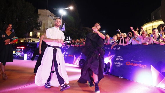 Conan Osíris und João Reis Moreira auf dem roten Teppich am Habima Square. © eurovision.tv Foto: Andres Putting