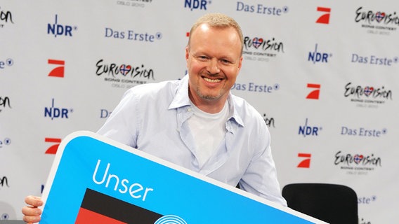 Stefan Raab bei der Pressekonferenz zum ESC 2010  Foto: Jörg Carstensen dpa/lnw