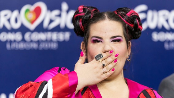 Netta auf der Pressekonferenz in Lissabon. © NDR Foto: Rolf Klatt