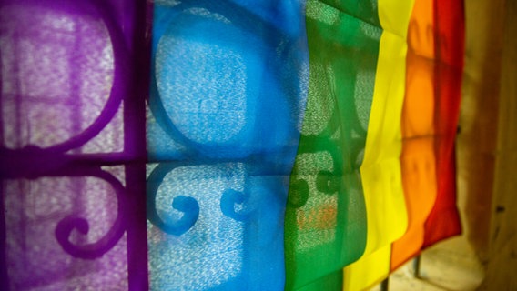 Regenbogenflagge im Pride house in Be'er Sheva im Süden Israels.  