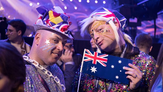 Zwei Fans haben sich maskiert und verkleidet. © Eurovision.tv Foto: Andres Putting