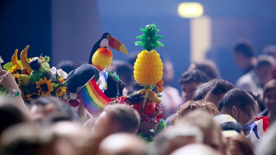 Bunte Accessoires im Publikum in der Altice Arena in Lissabon. © eurovision.tv Foto: Andres Putting