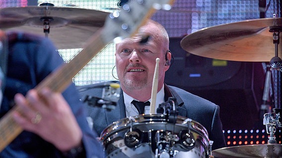 Stefan Raab spielt Schlagzeug auf der Bühne beim Konzert von Udeo Lindenberg am 11.06.2016 in Hamburg Stefan Raab spielt Schlagzeug auf der Bühne beim Konzert von Udeo Lindenberg am 11.06.2016 in Hamburg © DPA Picture Alliance Foto: Axel Heimken