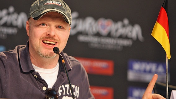 Stefan Raab auf einer Pressekonferenz anlässlich des ESC 2010 in Oslo. © NDR Foto: Rolf Klatt