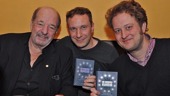 Der Komponist Ralph Siegel mit den Buchautoren Clemens Dreyer (mitte) und Claas Triebel © NDR/Patricia Batlle 