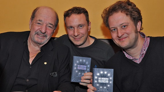 Der Komponist Ralph Siegel mit den Buchautoren Clemens Dreyer (mitte) und Claas Triebel Der Komponist Ralph Siegel mit den Buchautoren Clemens Dreyer (mitte) und Claas Triebel © NDR/Patricia Batlle