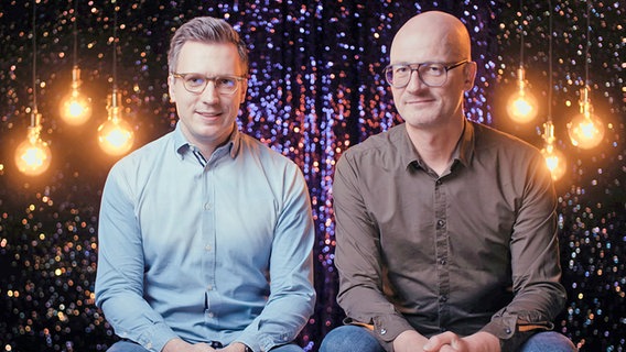 Benjamin Hertlein und Lars Peters alias Douze Points beim Dreh für die Songcheck-Reactions des ESC 2022.  Foto: Screenshot