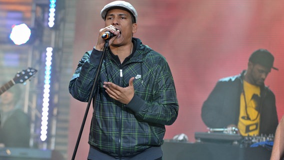 Xavier Naidoo auf der Reeperbahn-Party auf dem Hamburger Spielbudenplatz  