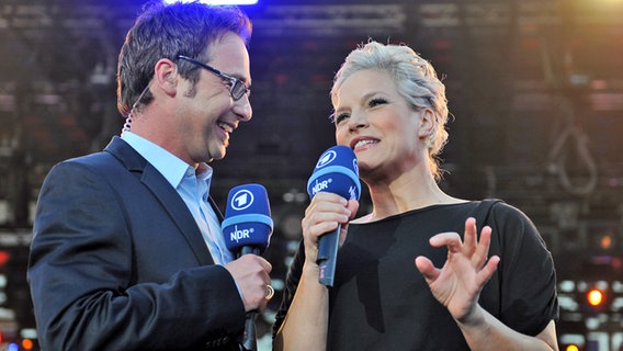 Matthias Opdenhövel und Ina Müller auf der Reeperbahn-Party auf dem Hamburger Spielbudenplatz  