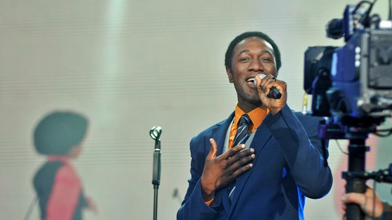 Aloe Blacc auf der Reeperbahn-Party auf dem Hamburger Spielbudenplatz  