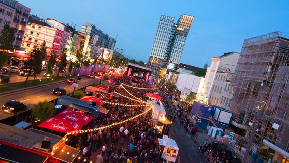 ESC-Party 2017 auf der Hamburger Reeperbahn. © dpa Bildfunk Foto: Daniel Bockwoldt