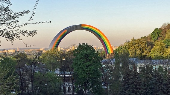 Der Bogen der Völkerfreundschaft in Kiew in den Farben des Regenbogens angestrichen © NDR / Jan Feddersen Foto: Jan Feddersen