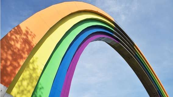Der Bogen der Völkerfreundschaft in Kiew in den Farben des Regenbogens angestrichen © dpa Picture Alliance / Sputnik Foto: Stringer