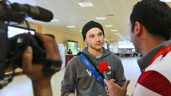 Roman Lob und die deutsche Delegation sind in Baku gelandet. © NDR Foto: Rolf Klatt