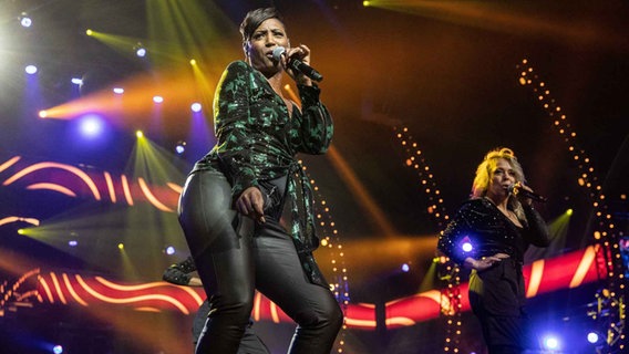 Edsilia Rombley, Moderatorin des ESC 2021, auf der Bühne von "Het Grote Songfestivalfeest" 2019 in Amsterdam. Edsilia Rombley, Moderatorin des ESC 2021, auf der Bühne von "Het Grote Songfestivalfeest" 2019 in Amsterdam. Foto: Paul Bergen