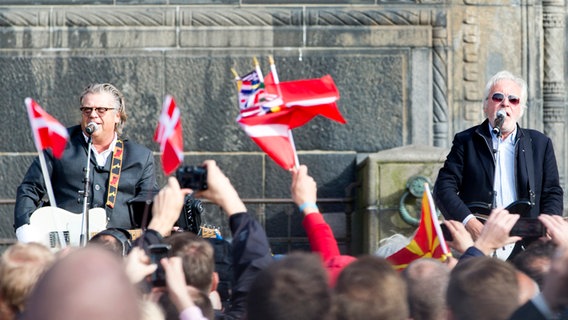 Die Akteure des ESC auf dem Roten Teppich vor dem Rathaus von Kopenhagen. © NDR Foto: Rolf Klatt