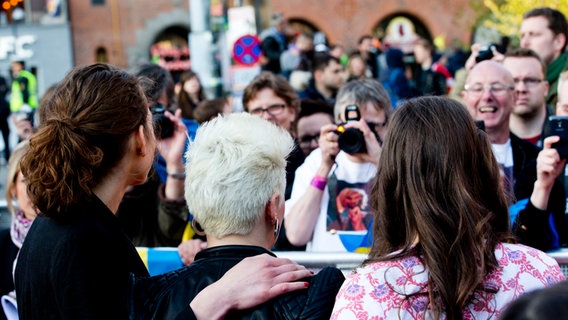 Die Akteure des ESC auf dem Roten Teppich vor dem Rathaus von Kopenhagen. © NDR Foto: Rolf Klatt