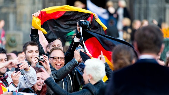 Die Akteure des ESC auf dem Roten Teppich vor dem Rathaus von Kopenhagen. © NDR Foto: Rolf Klatt