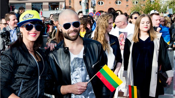 Die Akteure des ESC auf dem Roten Teppich vor dem Rathaus von Kopenhagen. © NDR Foto: Rolf Klatt