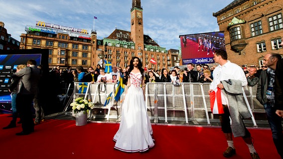 Die Akteure des ESC auf dem Roten Teppich vor dem Rathaus von Kopenhagen. © NDR Foto: Rolf Klatt