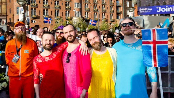 Die Akteure des ESC auf dem Roten Teppich vor dem Rathaus von Kopenhagen. © NDR Foto: Rolf Klatt