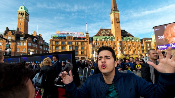 Die Akteure des ESC auf dem Roten Teppich vor dem Rathaus von Kopenhagen. © NDR Foto: Rolf Klatt