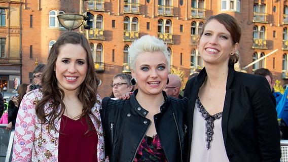 Die Band Elaiza posiert für Pressefotos auf dem Roten Teppich vor dem Rathaus in Kopenhagen. © NDR Foto: Rolf Klatt