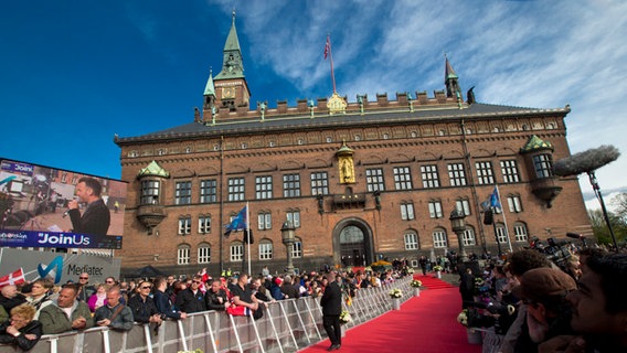 Vor dem Rathaus von Kopenhagen liegt ein roter Teppich © NDR Foto: Rolf Klatt