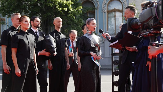 Dihaj aus Aserbaidschan auf dem roten Teppich bei der Eröffnungszeremonie zum ESC in Kiew. © Eurovision.tv Foto: Andres Putting