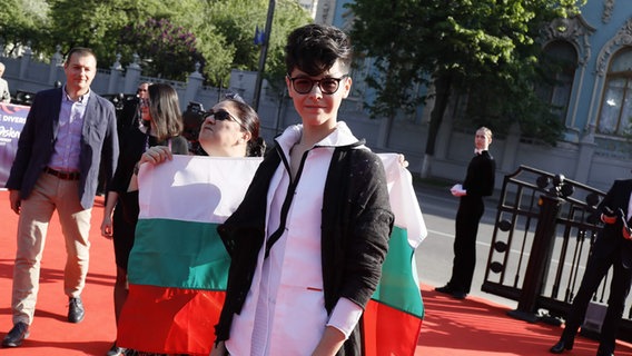 Kristian Kostov aus Bulgarien auf dem roten Teppich bei der Eröffnungszeremonie zum ESC in Kiew. © Eurovision.tv Foto: Andres Putting