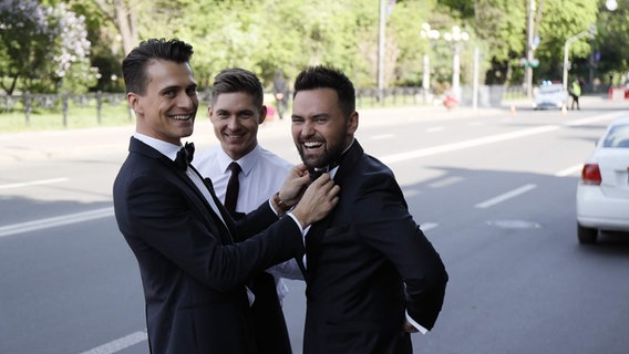 Oleksandr Skichko, Volodymyr Ostapchuk und Timur Miroshnychenko auf dem roten Teppich bei der Eröffnungszeremonie zum ESC in Kiew. © Eurovision.tv Foto: Andres Putting