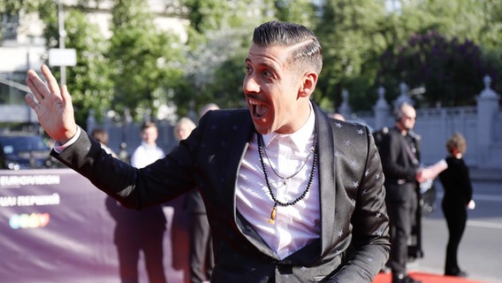 Francesco Gabbani aus Italien auf dem roten Teppich bei der Eröffnungszeremonie für den ESC in Kiew. © Eurovision.tv Foto: Andres Putting