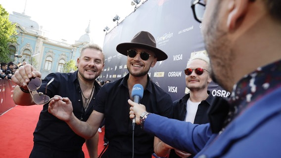 SunStroke Project aus Moldau auf dem roten Teppich bei der Eröffnungszeremonie für den ESC in Kiew. © Eurovision.tv Foto: Andres Putting