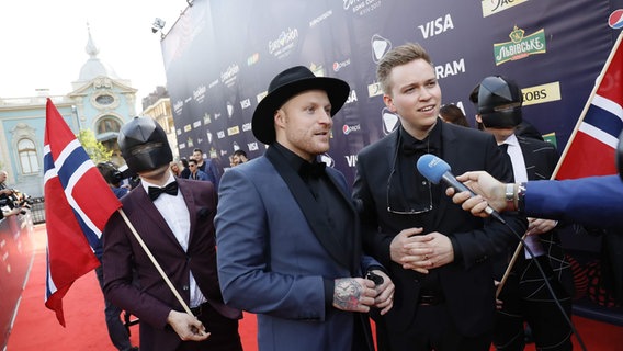 Jowst aus Norwegen auf dem roten Teppich bei der Eröffnungszeremonie für den ESC in Kiew. © Eurovision.tv Foto: Andres Putting