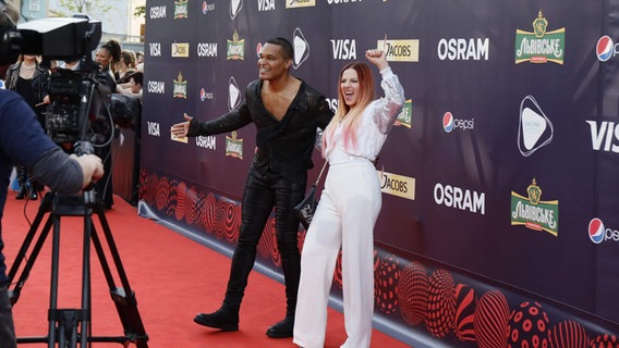 Valentina Monetta und Jimmie Wilson aus San Marino auf dem roten Teppich bei der Eröffnungszeremonie für den ESC in Kiew. © Eurovision.tv Foto: Andres Putting